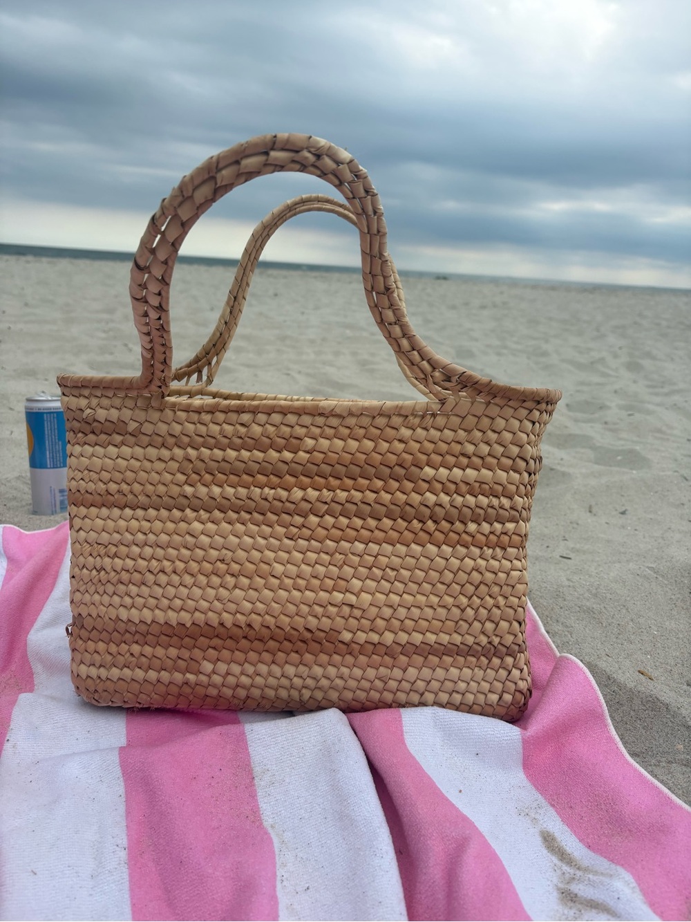 Straw tote beach bag